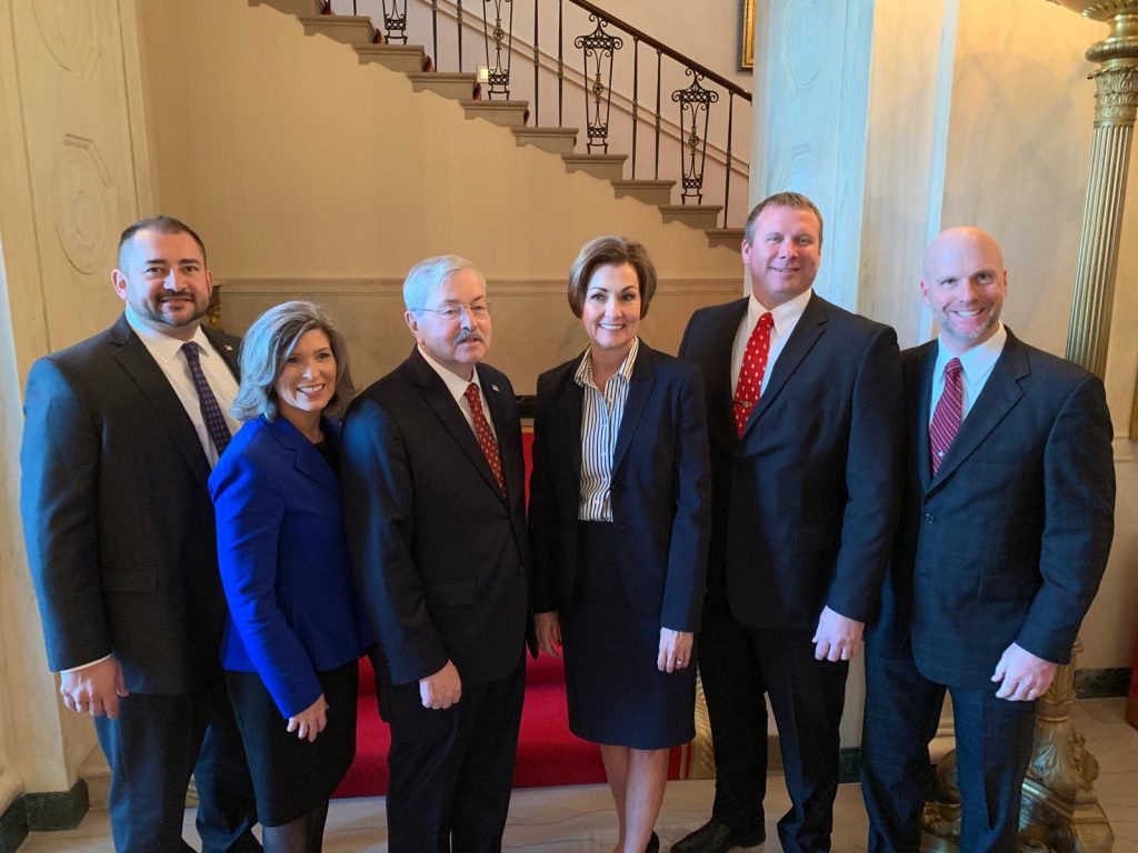 6 People Standing in White House