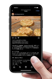 image of hand holding phone